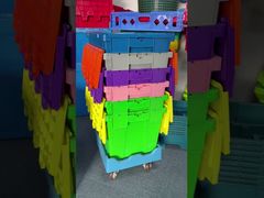 كيفية تجميع الصناديق البلاستيكية مع أغطية على الدوليز لتسريع عمليات المستودع