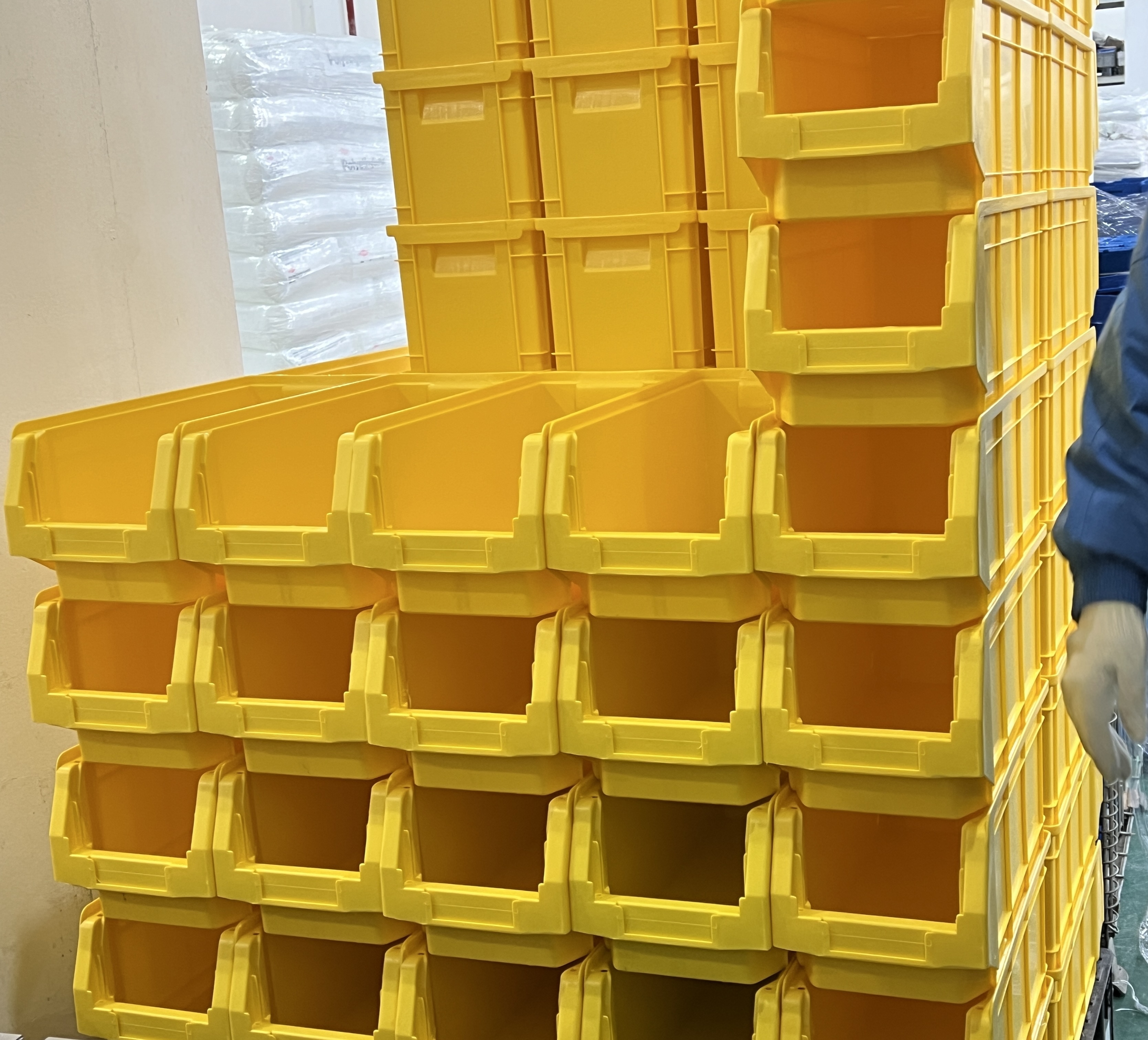 أحدث مدونات الشركة حول زيادة كفاءة المستودع مع صناديق الرف البلاستيكية القابلة للتراص والتشويش